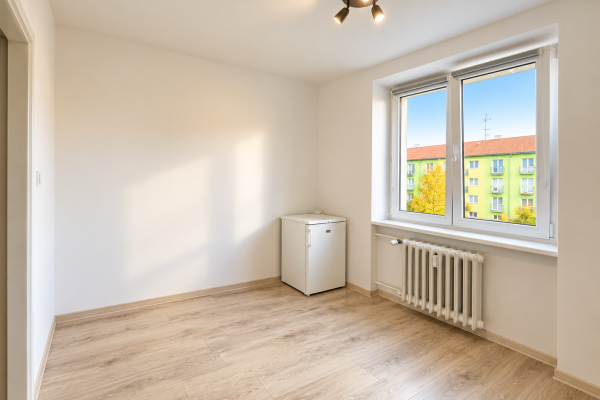 Minimalist Raum Mit Kühlschrank Und Fenster