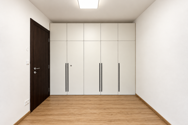 Minimalist Chodba S Vestavěnou Skříní