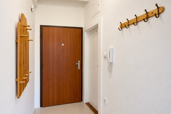 Minimalistická Chodba S Dřevěnými Věšáky
