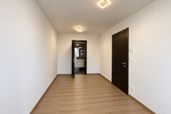 Minimalistická Chodba S Otevřenou Koupelnou