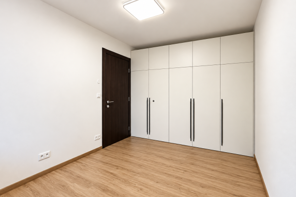 Minimalistická Ložnice S Vestavěnou Skříní