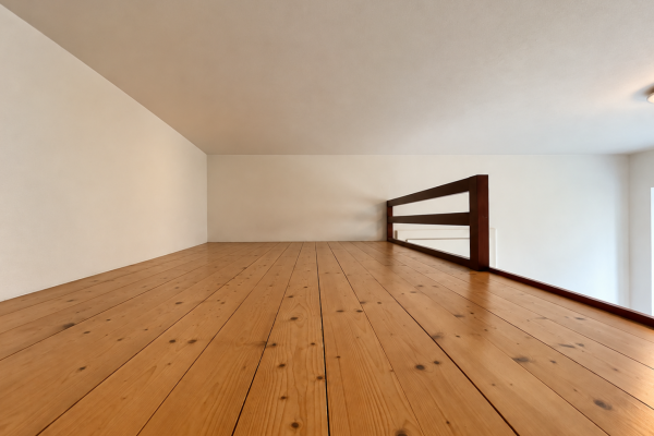 Minimalistické Podkroví S Dřevěnou Podlahou (1)
