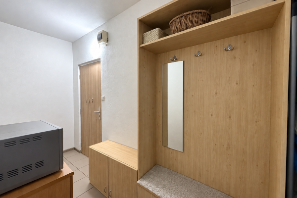Minimalistický Vstupní Prostor S Dřevěným Úložným Systémem