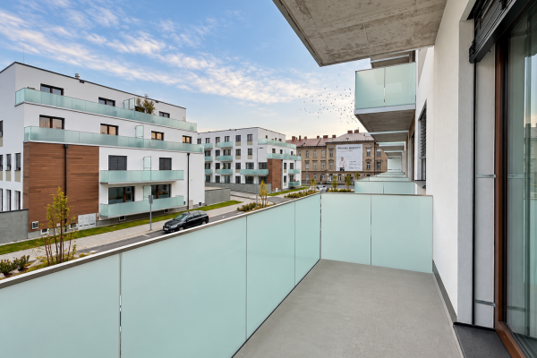 Moderní Balkon S Výhledem Na Rezidenční Komplex