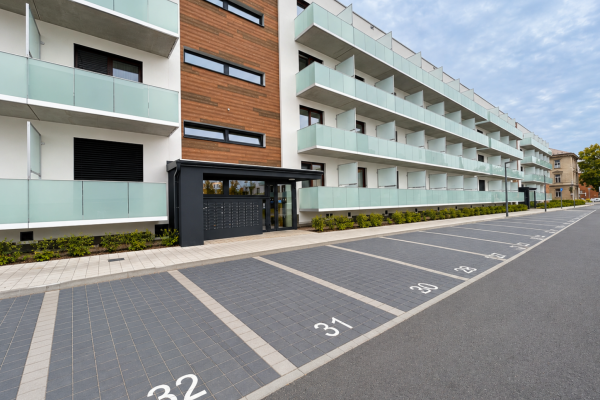 Moderní Bytový Dům S Prázdným Parkovištěm (2) (1)