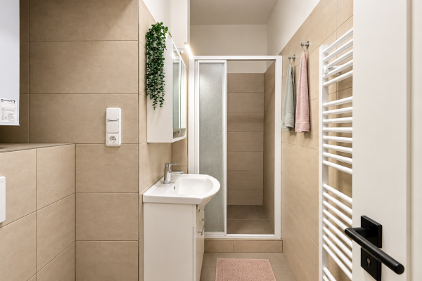 Moderní Minimalistická Koupelna S Růžovou Předložkou