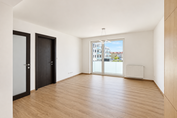Moderní Prázdný Obývací Pokoj S Balkonem