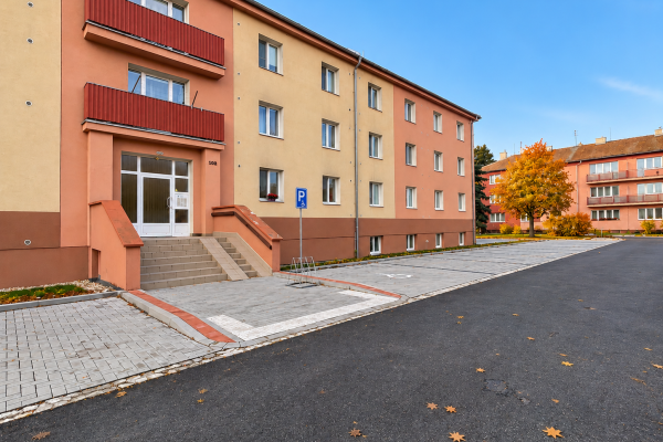 Podzimní Parkoviště U Bytového Domu
