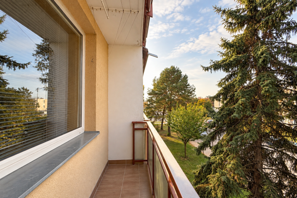 Slunný Balkon S Výhledem Do Zeleně