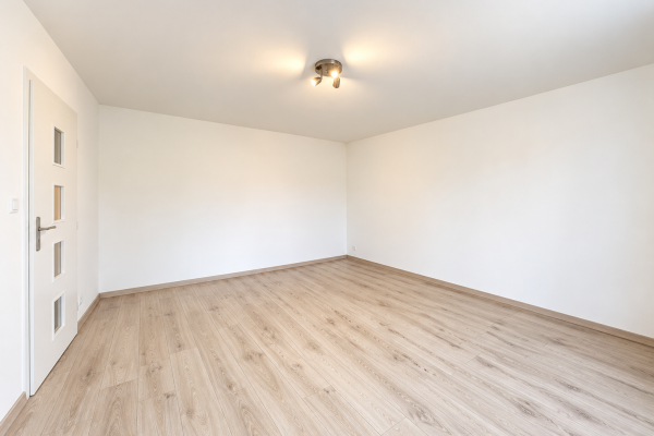 Světlý Minimalistický Prázdný Interiér (1)