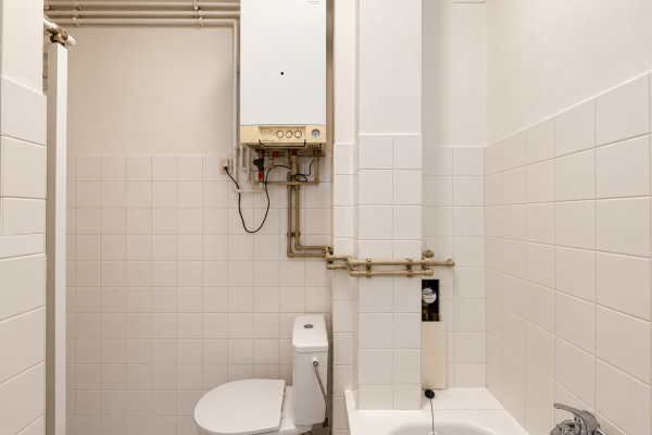 Utilitární Koupelna S Bojlerem A Potrubím